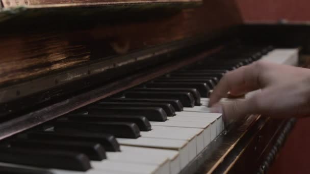 Hombre tocando melodía en piano retro. Músico. Talento. Canción. Teclas blanco y negro . — Vídeos de Stock