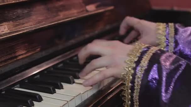 Músico profesional tocando melodía rápida en el piano. Talento. Llaves blancas y negras. Mangas satinadas — Vídeos de Stock