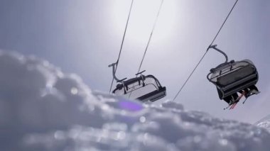 Kayak. Telesiyejlerin manzarası. Snowboardcular ve kayakçılar. Mavi gökyüzü. Güneşli bir gün.