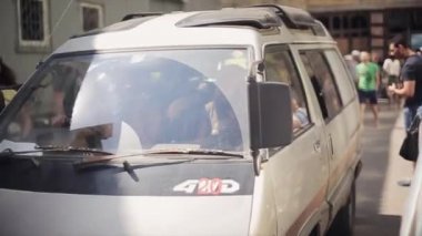 Moskova, Rusya - 27 Temmuz 2015: Arka koltukta bisiklet dolu eski bir araba kullanan iki adam. Yaz güneşli bir gün. Macera. Insanlar.