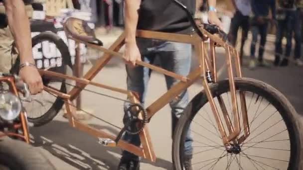 MOSCOW, RÚSSIA - JULHO 27, 2015: Homem de pé bicicleta de metal dourado em linha com outro diferente na rua. Exposição. Verão dia ensolarado . — Vídeo de Stock