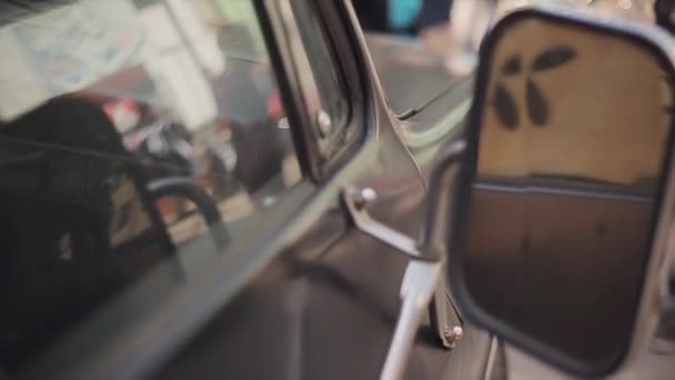 Moskva, Rusko-27. července 2015: odraz lidí v oknech starého auta. Zrcadlo. Letní slunný den. Událost. Motorkáři, setkání — Stock video