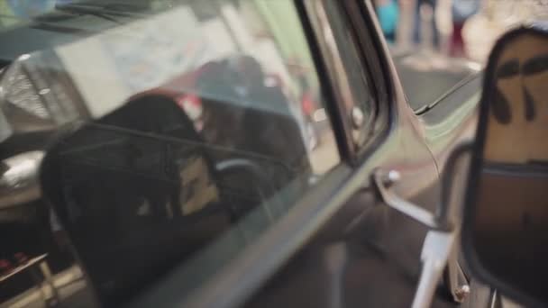 МОСКВА, РОССИЯ - 27 июля 2015 года: Отражение людей в окнах старого автомобиля. Зеркало. Летний солнечный день. Событие. Байкеры. Мотоцикл — стоковое видео