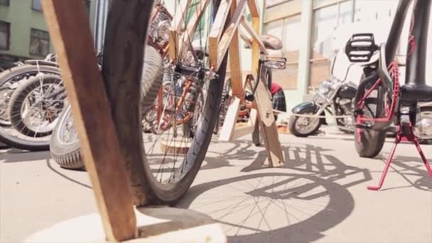 MOSCÚ, RUSIA - 27 DE JULIO DE 2015: Bicicletas inusuales de pie con otros en línea en la calle. Bicicleta hecha de tablas de madera. Día soleado de verano — Vídeos de Stock