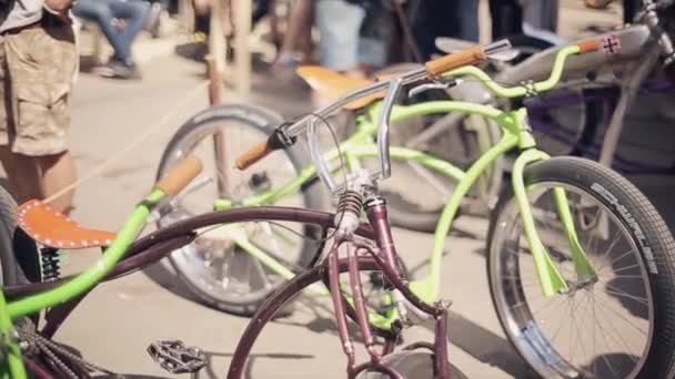 Moskova, Rusya - 27 Temmuz 2015: Yeşil, kırmızı bisikletler sokakta diğer sırada duruyor. Güneşli bir yaz günü. Bikers toplantısı — Stok video