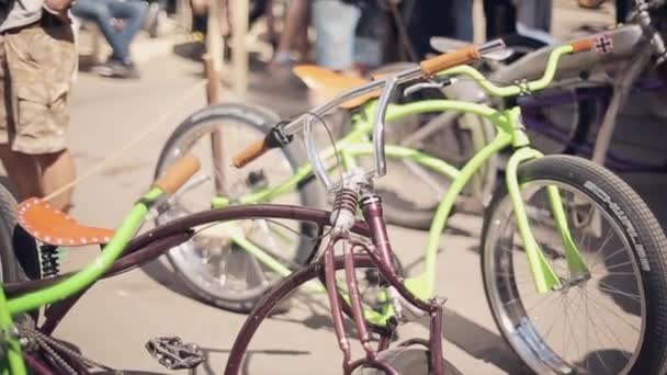 MOSCOU, RUSSIE - 27 JUILLET 2015 : Des vélos verts et rouges font la queue dans la rue. Journée ensoleillée d'été. Réunion des motards — Video