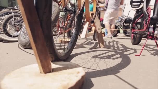 Moscow, Oroszország-július 27, 2015: fából készült kerékpárok állnak más sorban az utcán. Napsütéses nyári napon. Emberek — Stock videók