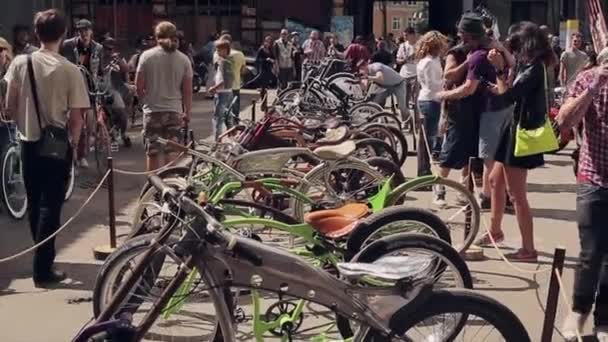 Moskova, Rusya - 27 Temmuz 2015: Birçok farklı sıradışı bisiklet sokakta sırada duruyor. Güneşli bir yaz günü. Motorcular toplantısı. Insanlar — Stok video