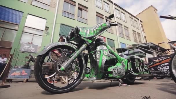 Moskva, Rusko-27. července 2015: zelené kolo a tmavě zelené motocykl zůstávají na ulici. Setkání s motorkáři. Letní slunný den. — Stock video