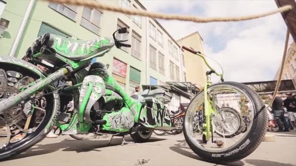 Moskva, Rusko-27. července 2015: velké zelené kolo a tmavě zelené motocykl zůstávají na ulici. Setkání s motorkáři. Letní slunný den. — Stock video