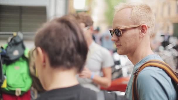 Москва, Росія-27 липня 2015: молоді люди в сонцезахисні окуляри говорять з продавцем в вуличній крамниці. Покупців. Літній сонячний день. Фестиваль — стокове відео