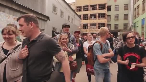 MOSCOU, RUSSIE - 27 JUILLET 2015 : Beaucoup de gens applaudissent dans la rue. Jeune couple. Soirée d'été. Festival. Événement. Lunettes de soleil — Video