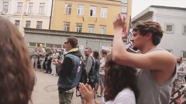 모스크바, 러시아 - 7 월 27, 2015 : 많은 사람들이 거리에서 박수. 젊은 데이트 커플입니다. 남자는 카메라를 본다. 여름 저녁. 축제. — 비디오