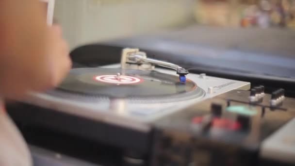 MOSCÚ, RUSIA - 27 de JULIO de 2015: Vista de DJ girando en el tocadiscos en el festival al aire libre. Día de verano. Consola. Música. Festival — Vídeos de Stock