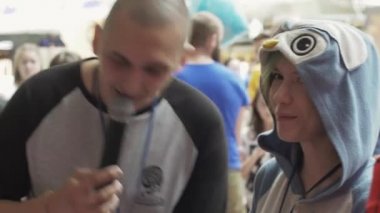 Saint Petersburg, Rusya - 4 Haziran 2016: Mikrofonlu adam. Alışveriş merkezi. Peluş kostüm kız piyango kutusu döndürmek