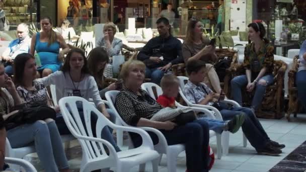 SAINT PETERSBURG, RUSSIA - 4 GIUGNO 2016: Molte persone sedute su sedie nel centro commerciale. Visitatori dell'evento. Giornata di sole — Video Stock