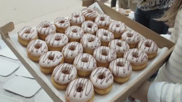 Sint-Petersburg, Rusland - 4 juni 2016: Meisje greep doos met kleurrijke donuts in handen in winkelcentrum. Eerlijk. Mensen — Stockvideo