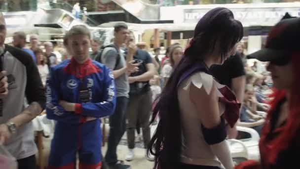 俄罗斯圣彼得堡-2016 年 6 月 4 日 ︰ 男子与麦克风彩票框住。购物中心。在动漫套装的女孩 — 图库视频影像