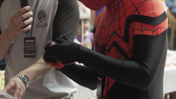 サンクトペテルブルク、ロシア - 6月 4, 2016: マイクを持つ男.ショッピングセンタースパイダーマンスーツの男オープン宝くじボール — ストック動画