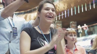 Saint Petersburg, Rusya - 4 Haziran 2016: Mutlu esmer kadın alışveriş merkezinde alkışlıyor. Eğlence etkinliği