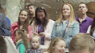 Saint Petersburg, Rusya - 4 Haziran 2016: İnsanlar eğlence etkinliği arasında alışveriş merkezinde kalıyor. Gülümseme. Çocuk