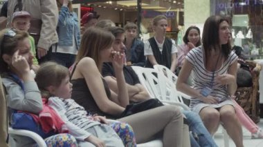 Saint Petersburg, Rusya Federasyonu - 4 Haziran 2016: Kişi iskemlede oturmak ve alışveriş merkezinde alkışlıyoruz. Eğlence olay.