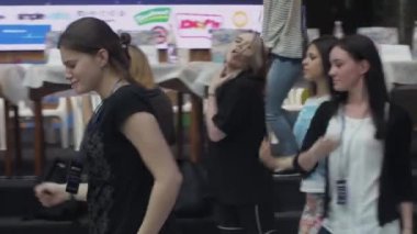 Saint Petersburg, Rusya Federasyonu - 4 Haziran 2016: Kızlar alışveriş merkezinde erkeklerle flört tasvir. Eğlence. Meydan okuma