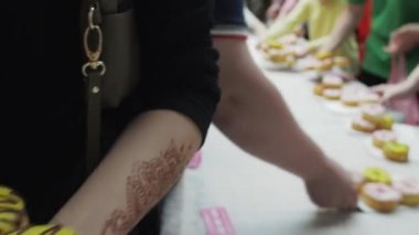 Saint Petersburg, Rusya Federasyonu - 4 Haziran 2016: İnsanlar bazı bölümleri hizmet tablosundan renkli çörek al. Eğlence olay