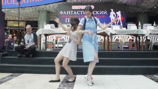 САЙНТ-ПЕТЕРБУРГ, РОССИЯ - 4 июня 2016 года: Две девушки играют на невидимых гитарах в торговом центре. Событие. Чемпионат — стоковое видео
