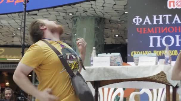 Petrohrad, Rusko-4. června 2016: člověk hraje na neviditelných kytary v nákupním středisku. Ženský tanec. Mistrovství — Stock video