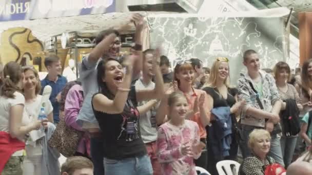 SAINT PETERSBURG, RUSSIA - 4 GIUGNO 2016: Felice ragazza e uomo applaudono nel centro commerciale tra le altre persone. Spettacolo . — Video Stock