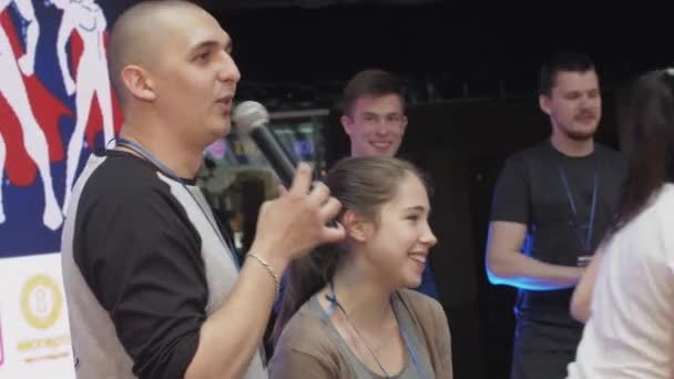 Petrohrad, Rusko - 4 červen 2016: Muž s mikrofonem pobytu s dospívající dívkou. Obchodní centrum. Zábava událost. — Stock video