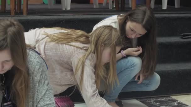 Saint Petersburg, Rusya - 4 Haziran 2016: Kızlar berabere alışveriş merkezi katta işaretleyicisinde yazarlarına. Yarışma. Meydan okuma — Stok video