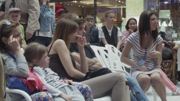 Sint-Petersburg, Rusland - 4 juni 2016: Mensen zitten op stoelen en juich in winkelcentrum. Entertainment evenement. — Stockvideo