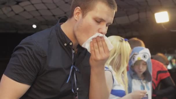 SAINT PETERSBURG, RÚSSIA - JUNHO 4, 2016: O homem limpa a boca com guardanapo depois de comer donuts em velocidade. Concurso. Campeonato — Vídeo de Stock