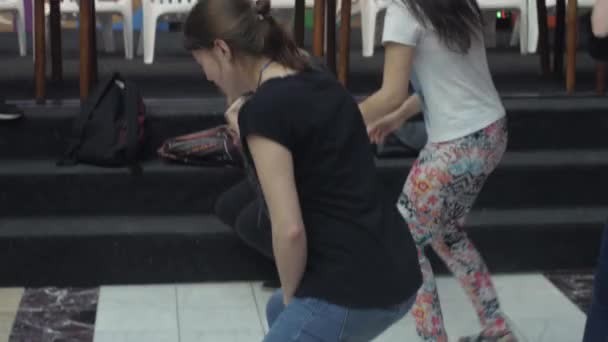 Petrohrad, Rusko - 4 červen 2016: Líčí dívky chlapce v tělocvičně v nákupním centru. Zábavní akce. Výzva — Stock video