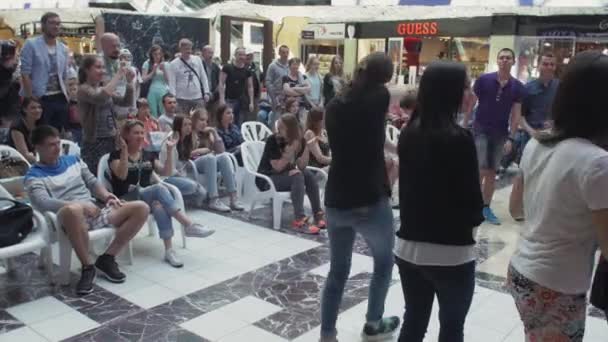 SAINT PETERSBURG, RUSSIE - 4 JUIN 2016 : Les gens s'assoient sur la chaise et applaudissent dans le centre commercial pour les filles. Événement de divertissement — Video