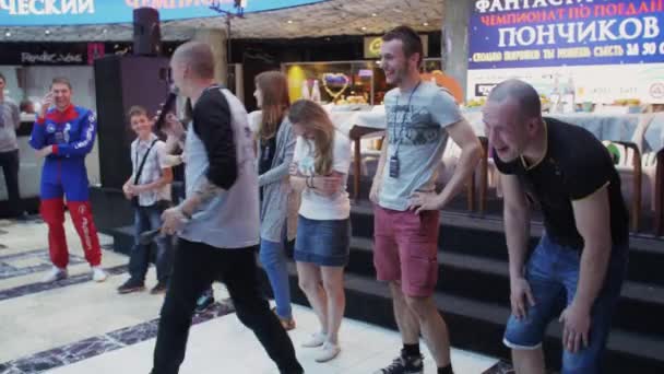 SAINT PETERSBURG, RUSSIA - 4 GIUGNO 2016: L'uomo con microfono parla con i partecipanti alla competizione nel centro commerciale . — Video Stock