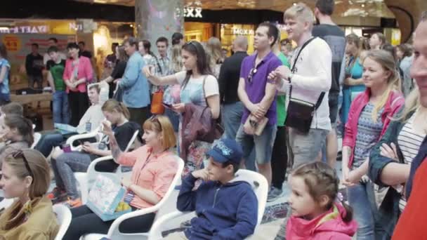 Petrohrad, Rusko - 4 červen 2016: Lidé pobytu a smáli se v nákupním centru. Zábavní akce. Děti. — Stock video