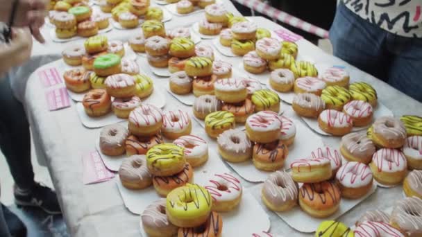 SAINT PETERSBURG, RUSSIE - 4 JUIN 2016 : Table blanche servie avec des beignets appétissants. Boulangerie. Deux filles prennent des photos . — Video