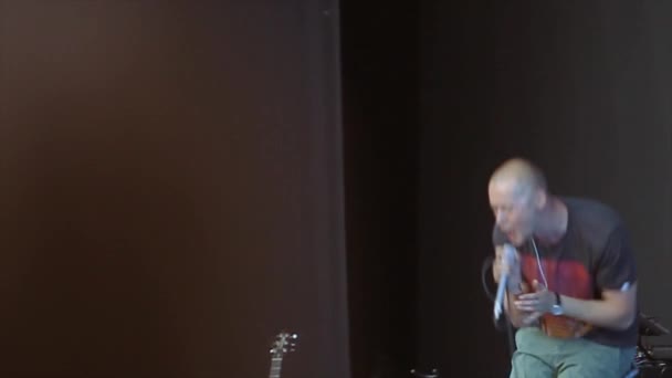Moskau, russland - 23. august 2011: berühmter ukrainischer sänger tritt auf der bühne mit musikband auf. Live-Konzert. Sommerabend. Mikrofon — Stockvideo