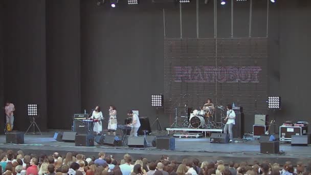 MOSCOU, RUSSIE - 23 AOÛT 2011 : Un groupe de musique se produit sur scène. La danse. Concert en direct. Soirée d'été. Batteur, solistes, guitariste — Video