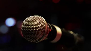 Mikrofon gece kulübünde sahnede görüntüleyin. Projektör. Canlı konser. Performans. Ses donanımları