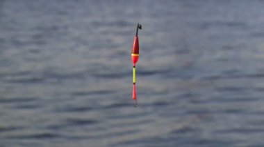 Balıkçılık kanca mavi su yüzey odak üstünde içinde out. Yaz günü.