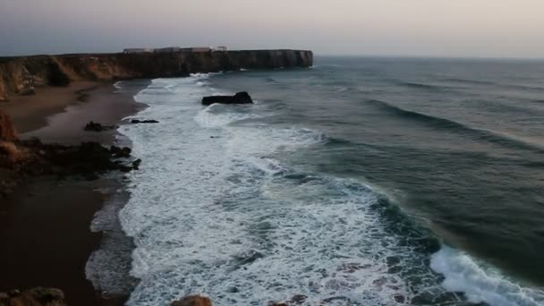 La vista de los tejidos grandes de mar en la costa en la tarde veraniega . — Vídeos de Stock