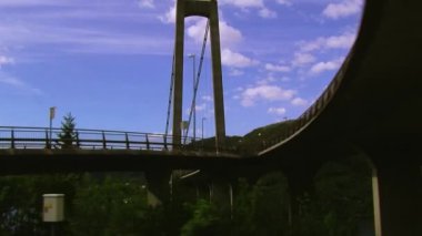 Yeşil tepelik ülkede büyük köprüsünde görüntüleyin. Dağlar yeşil orman kaplı. Su. Yaz günü