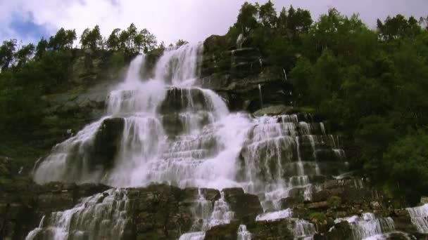 Vista de cascada de cascada en bosque verde entre montañas aplastadas por piedras. Verano. Naturaleza. Nadie. — Vídeo de stock