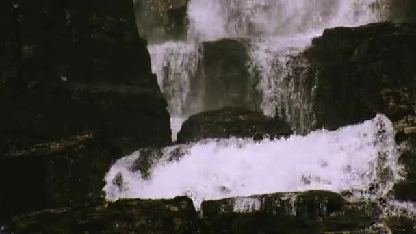 Вид водопада плескается на камни в горах. Летний день. Природа. Никого. Пейзаж. Мбаппе — стоковое видео
