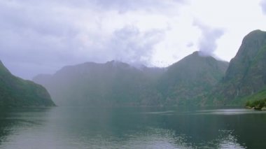 Panoramik volkanlar tarafından yeşil ağaçların yaz gün içinde kapalı nehirde. Duman. Manzara. Doğa