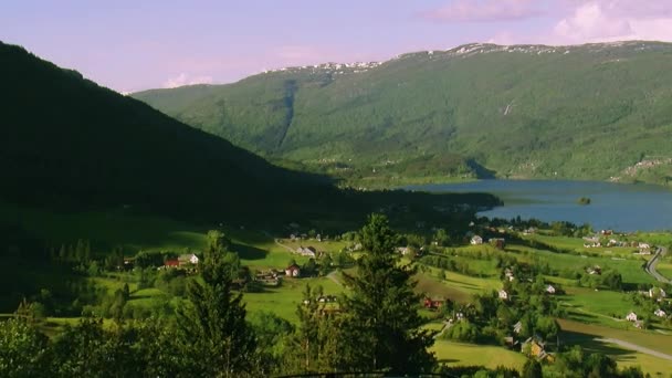Panoramisch uitzicht stad op bergen bedekt groene bossen in zonnige zomerdag. Wind. Rivier. Natuur — Stockvideo